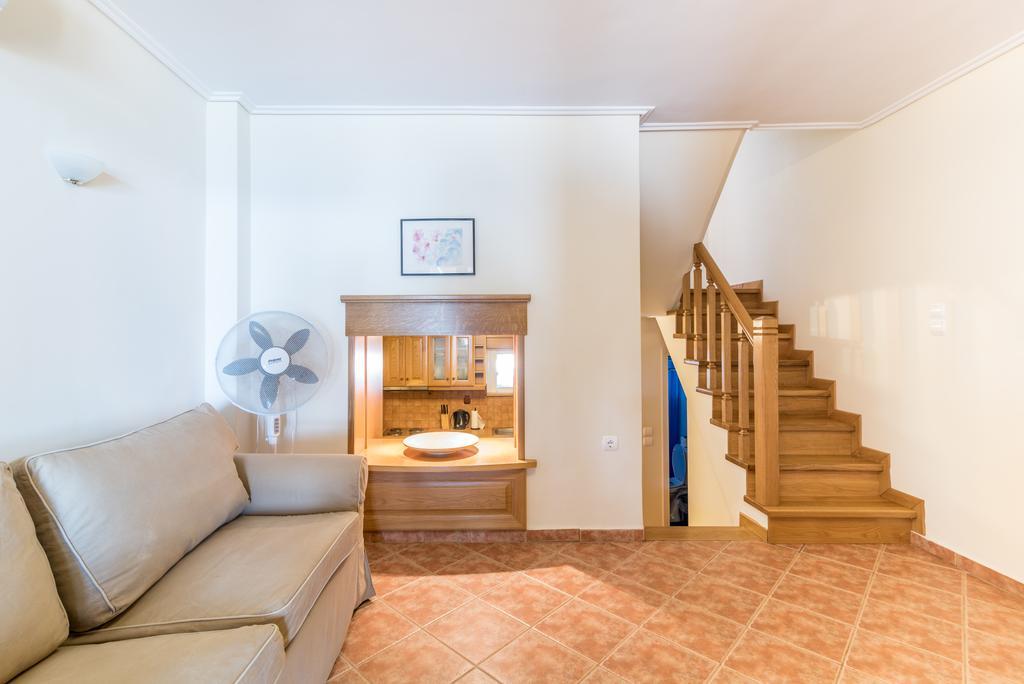 Golden Sand Apartments Vromonerion Ruang foto