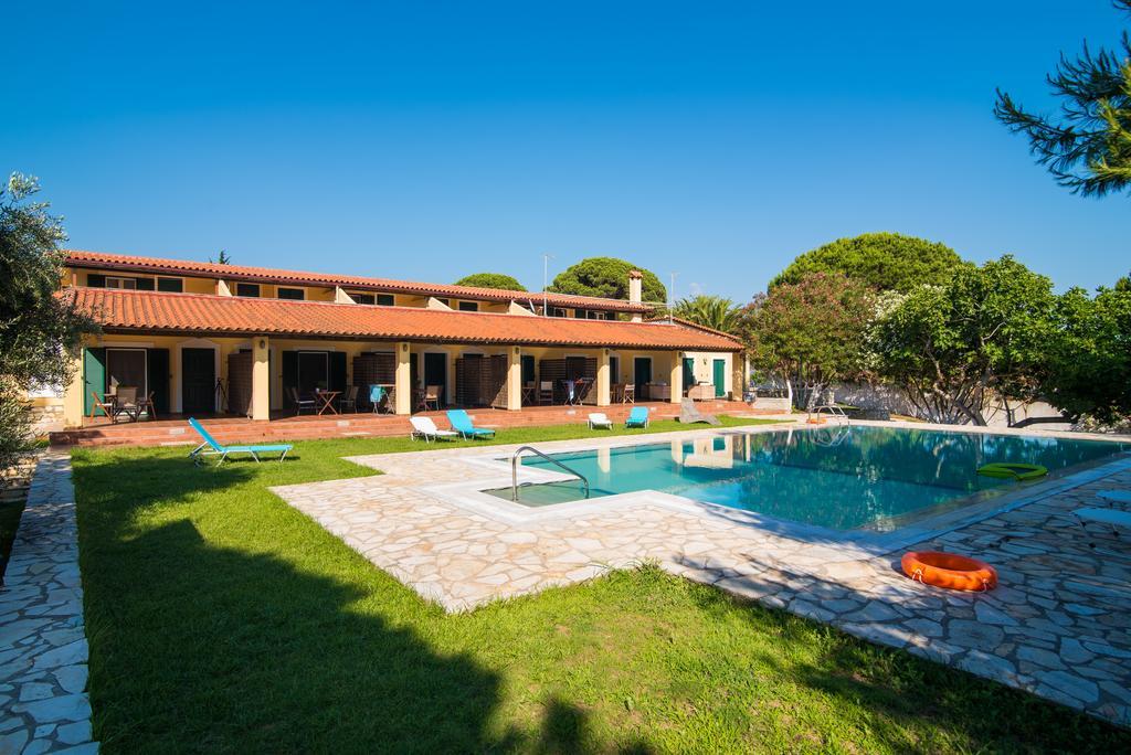 Golden Sand Apartments Vromonerion Bagian luar foto