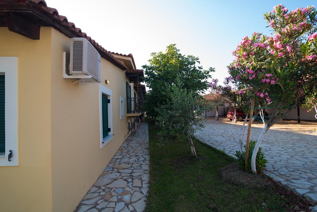 Golden Sand Apartments Vromonerion Bagian luar foto